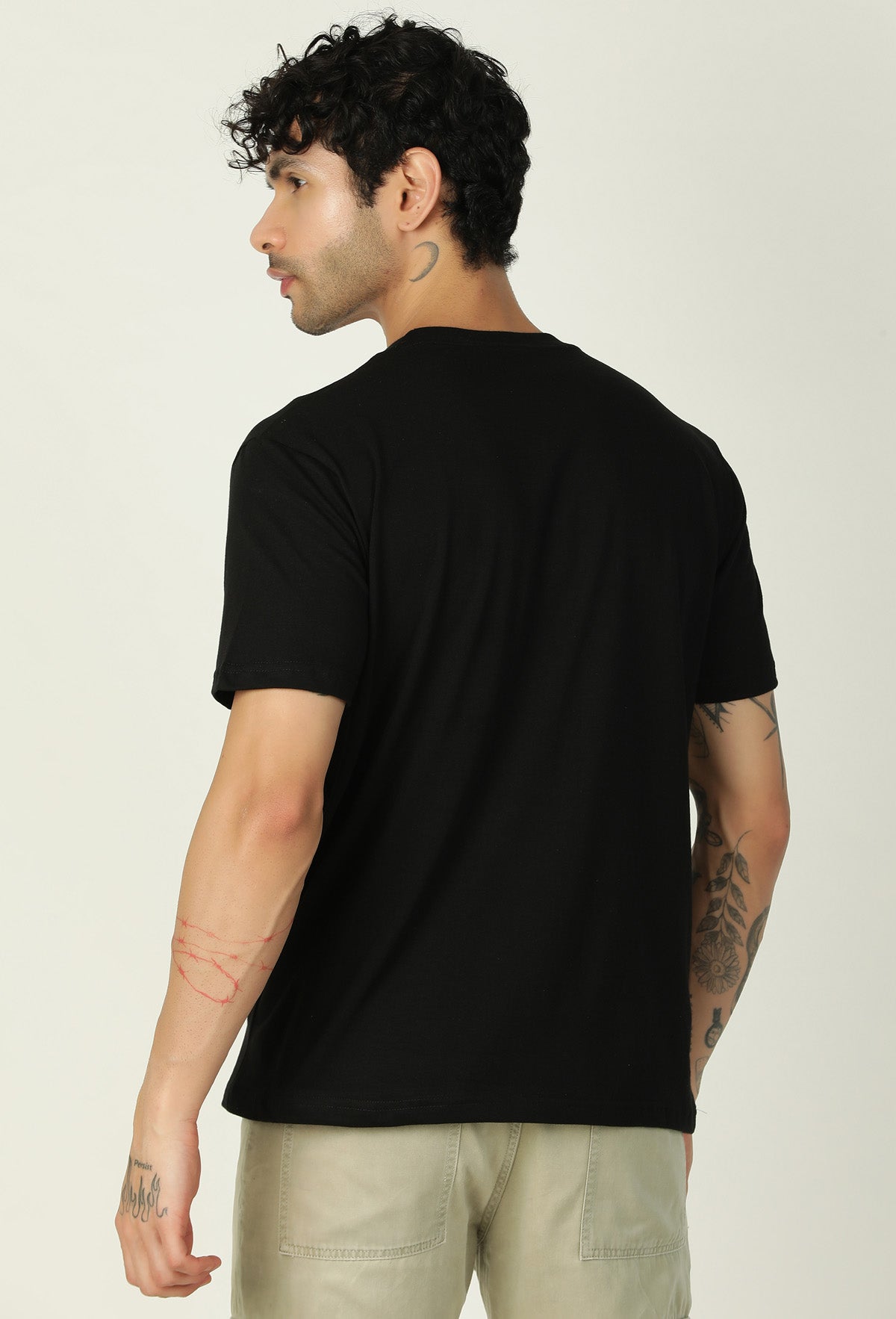 One Piece Straw Hat Pirates Black Regular Fit Printed T-Shirt.