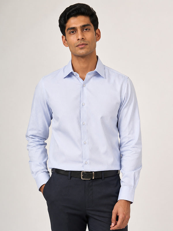Man wearing a DILI men's sky blue textured cotton full-sleeve shirt, front view
